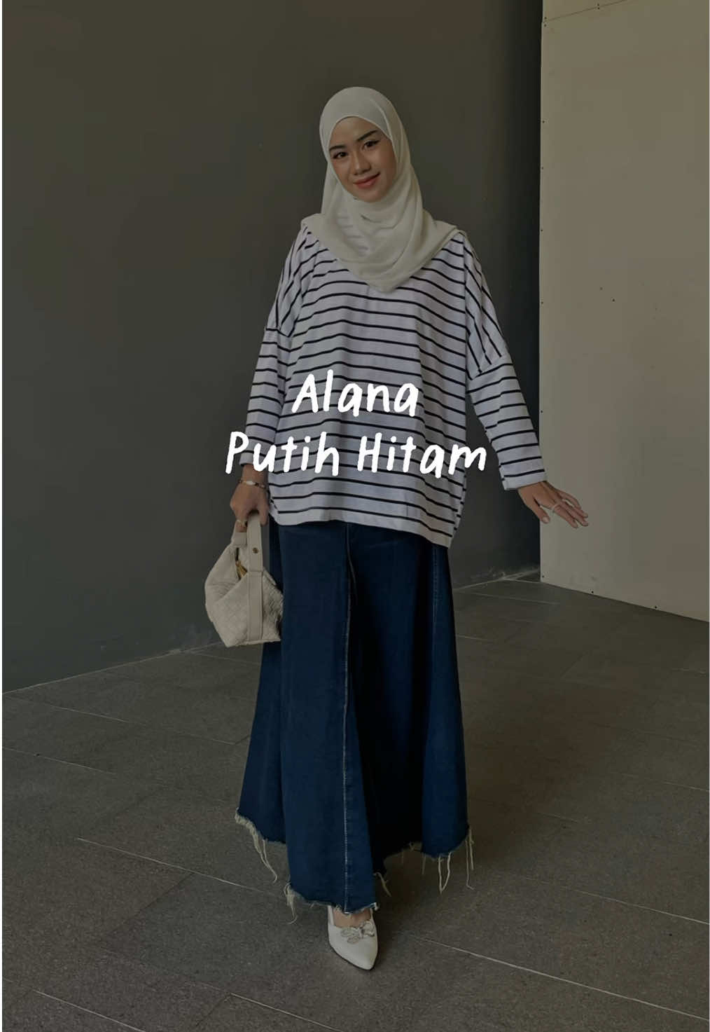 Alana putih hitam juga nih bisa jadi pilihan 🤍 #kaosatripe #kaosbatwing #stripebatwing 