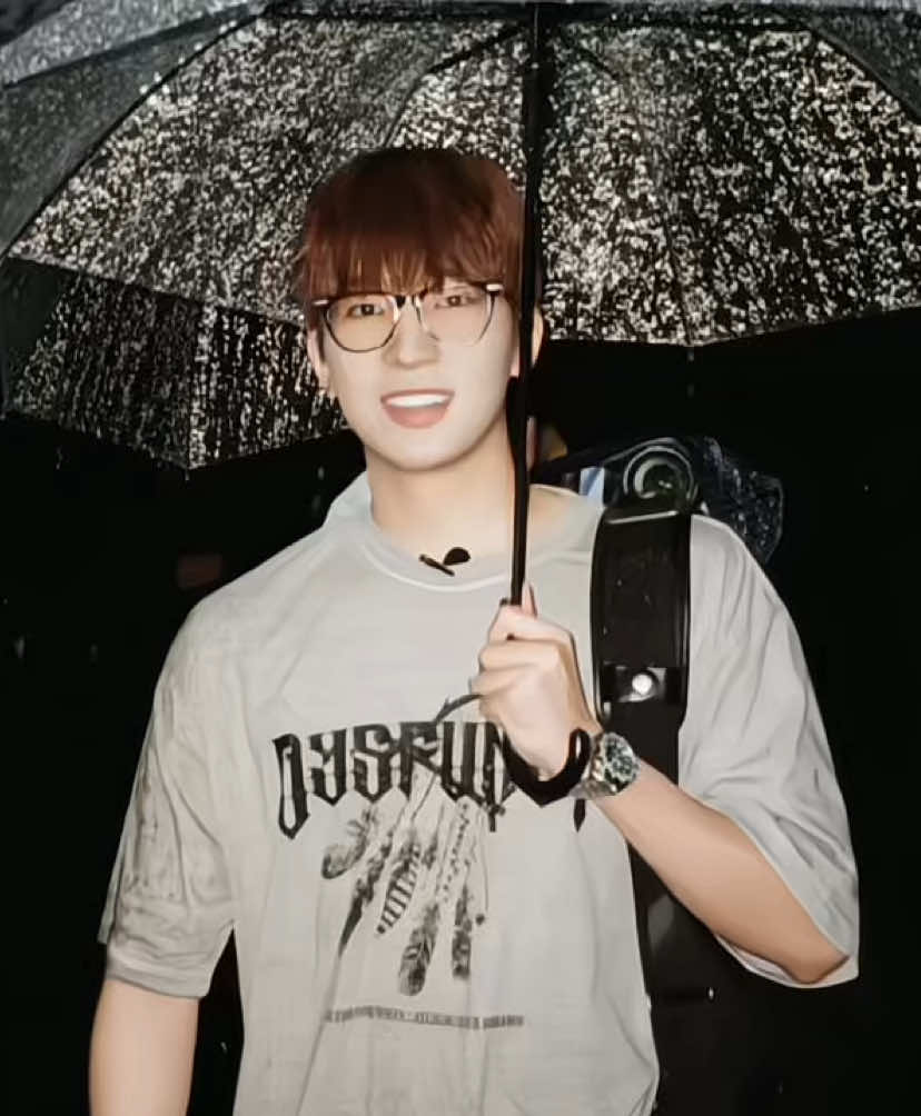 bf mong photographer na film student sa UP, gamer with glasses, matangkad, chinito at matalino, mabango, maputi, soft spoken, sobrang gentleman, academic achiever, at certified green flag #wonwoo #seventeen #fyp #foryoupage 
