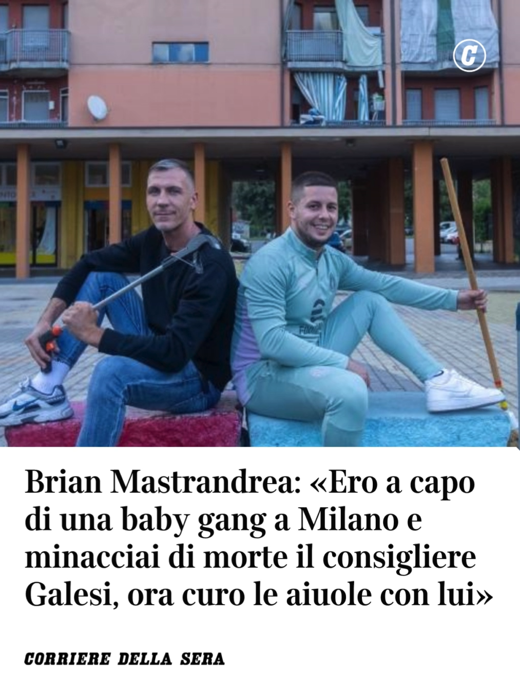 A quattordici anni aveva già dieci procedimenti a carico. Rapine, minacce, aggressioni. Insieme al suo amico «Pulce», soprannominato il «Piccolo Vallanzasca» — guidava una banda di ragazzini che imitavano Gomorra. Facevano incursioni nei cortili di largo Boccioni, devastavano negozi, prendevano di mira piazzetta Capuana. Quarto Oggiaro, 2012: un labirinto di cortili popolari, motorini senza targa e porte sfondate: «Allora pensavo che tutto fosse un torto da vendicare, e nella vendetta trovavo la ragione delle mie giornate».  Arrivò a minacciare di morte Fabio Galesi, già allora consigliere di Municipio. Lui lo denunciò. E proprio quella denuncia fu decisiva: poco dopo anche Brian Mastrandrea finì in cella. Prima la condanna a quattro anni, poi un’altra da dodici. La sua giovinezza si è consumata tra cancelli di ferro e corridoi dove c’è l’eco, mentre fuori il quartiere cambiava senza di lui. «Se in tutto questo c’è uno spiraglio buono, è che ho iniziato a studiare: faccio il Commerciale, secondo anno, promosso. All’inizio non riuscivo a stare seduto per ore al banco, mi sembrava impossibile. Poi ho tenuto duro ed è la prima volta che provo un briciolo di autostima». Il carcere di Bollate gli ha dato un lavoro — al call center della cooperativa Bee4 –—e una routine. Ma il passo più sorprendente l’ha deciso da solo: ha chiesto di tornare a Quarto Oggiaro. «Ci ho pensato tanto, in questi anni. Tra gli adulti che ho avuto intorno, spesso di poco valore, Fabio mi era rimasto in testa. Io distruggevo, lui invece continuava a occuparsi del quartiere, ostinato, testardo. Ho capito che l’errore era mio: non era il mondo a voltarmi le spalle. Quello che chiamavo rispetto era soltanto paura».  👉 L'articolo completo di Elisabetta Andreis prosegue sul Corriere #babygang #milano #gomorra #storie #carcere #quartiere #notizie