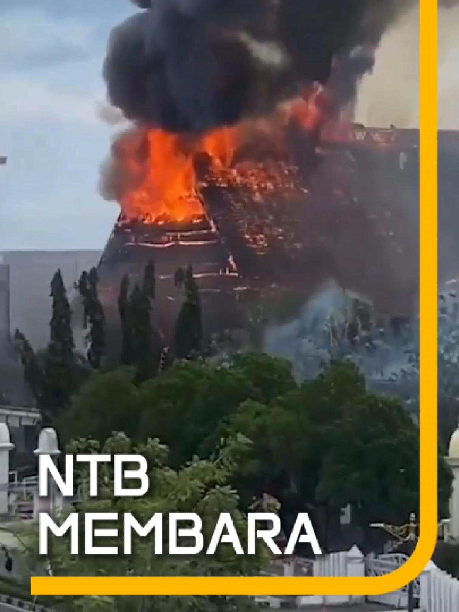 NTB Mencekam! Gedung DPRD Terbakar Saat Demo Mahasiswa & Ojol. #NTB #Mataram #DemoMahasiswa #AksiMassa #BeritaTerkini #DPRDNTB #BreakingNews #IndonesiaUpdate #BeritaHariIni #PeristiwaNasional
