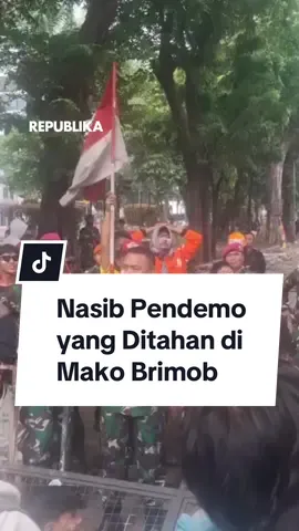 Inspektur Kostrad Mayjend Jannie Aldrin Siahaan memastikan tidak ada lagi pendemo yang ditahan di Mako Brimob Kwitang, Jakarta. Hal itu Jannie sampaikan kepada para pendemo setelah dia mendapatkan konfirmasi dari Mako Brimob. Menurut dia, semua pendemo yang sempat ditahan sudah dilepaskan. Para pendemo di depan Mako Brimob Kwitang, Jakarta, Senin 30 Agustus 2025, belum mau membubarkan diri. Mereka menuntut kejelasan dari pihak Brimob soal pendemo lainnya yang mereka yakini masih ditahan. Awalnya, pada pukul 11.15 WIB, massa mulai meninggalkan area depan Mako Brimob. Ini setelah melalui pendekatan, pihak TNI yang ikut menjaga meminta mereka untuk meninggalkan area karena akan dibersihkan. Massa pun mulai mundur ke arah perempatan Pasar Senen. Namun, pada pukul 12.00 WIB, massa meminta pihak TNI untuk mengizinkan mereka kembali ke Mako Brimob. Dengan alasan, mereka menuntut kejelasan dari Brimob soal kawan-kawan mereka yang diyakini masih ditahan. Muhammad Dibyan, salah satu pendemo menjelaskan, dari pengakuan rekan-rekannya, ada enam orang yang ditahan di dalam Mako Brimob. Namun, Dibyan tak mengetahui nama-namanya. #CekRepublikaAja #Republika #Demo #AffanKurniawan 