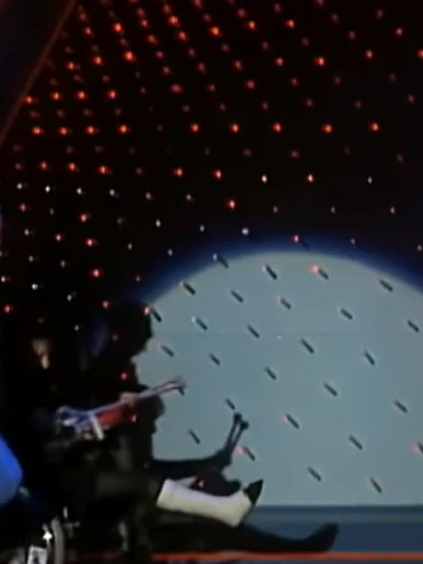 Jennifer Rush mit Gipsfuß! #gipsfuß #cast #crutches #krücken #platre #gips #gesso #nylons