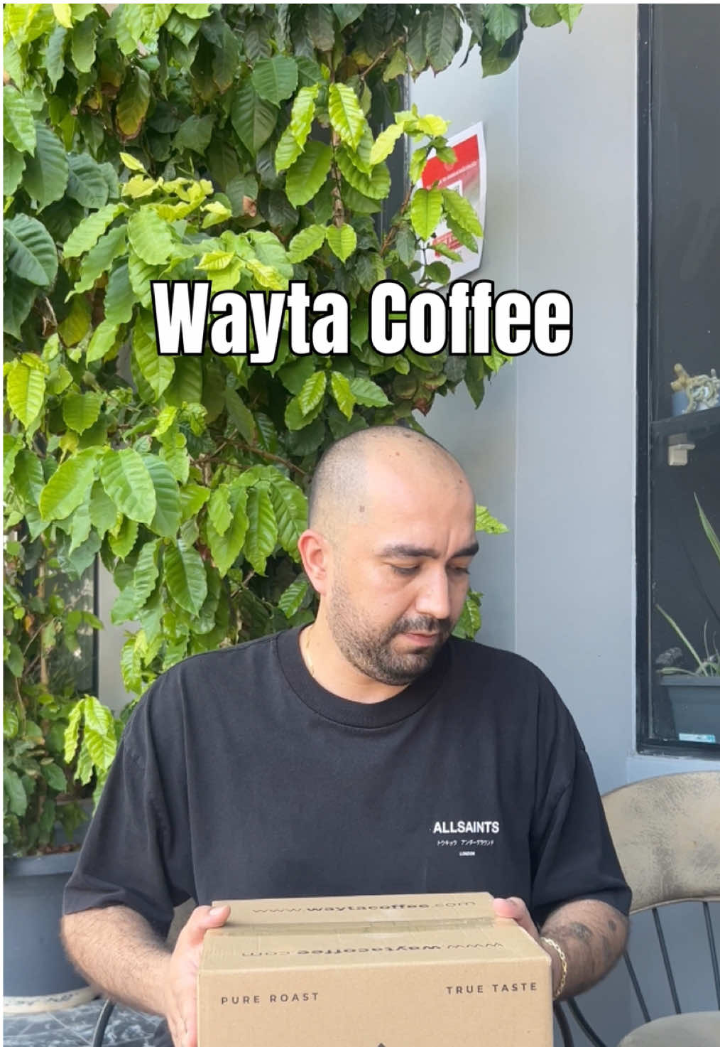 Wayta, 2021 yılında başta Türkiye olmak üzere Avrupa’daki nitelikli kahve talebine sürdürülebilir ve doğrudan bir çözüm sunma hedefiyle kuruldu. İlk ithalatını Panama’daki çiftliklerle kurduğu güvene dayalı ilişkiler sayesinde gerçekleştirdi. Bu sayede üreticilerle birebir temas kurarak kaliteyi yerinde denetleme ve en iyi çekirdekleri seçme fırsatı buldu. Doğrudan iş birlikleri, yalnızca kalite kontrolünü güçlendirmekle kalmadı; aynı zamanda şeffaf, izlenebilir ve sürdürülebilir bir tedarik zincirinin temelini oluşturdu. Panama’nın eşsiz mikrolot kahvelerini taze ve doğrudan pazara sunan Wayta, aynı yaklaşımı Kolombiya başta olmak üzere diğer üretici ülkelerde de sürdürüyor. Doğrudan ithalatını yaptığımız yeşil çekirdekler, nem ve sıcaklık kontrollü alanlarda saklanarak doğallığını korur. Kavrulmuş kahveler ise, aroma ve tat kaybını önleyen özel ambalajlarla muhafaza edilir. Tüm ürünlerimiz, titiz kalite kontrol süreçlerinden geçer. Küçük partilerle çalışma prensibimiz ve etkili lojistik süreçlerimiz sayesinde kahvelerimiz her zaman taze, dengeli ve yüksek standartlarda ulaştırılır. Toptan satış operasyonlarımızda da bu kalite anlayışıyla hareket ederek, kurumsal iş ortaklarımıza istikrarlı bir tedarik süreci sunarız. Wayta için doğru kahveyi seçmek, sadece çekirdek kalitesiyle değil; aynı zamanda doğru üreticiyle uzun vadeli ilişkiler kurmakla başlar. Kahvelerimiz doğrudan iş birliği yaptığımız güvenilir ve seçkin çiftliklerden temin edilir. Bu yaklaşım, hem üreticinin emeğine değer katar hem de fincandaki her yudumda bu emeği hissettirir. Çekirdeğin tarladaki öyküsünden fincandaki aromasına kadar olan yolculuğu özenle koruyarak, adil ticareti destekliyor; kahvenin doğallığını ve karakterini en üst seviyede yaşatıyoruz. #reklam 