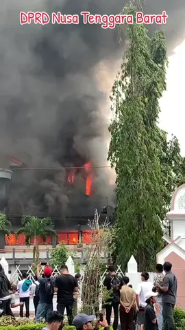 Gedung DPRD NTB Dibakar Massa, Komputer hingga Lukisan Dijarah - https://news.detik.com/berita/d-8087738/gedung-dprd-ntb-dibakar-massa-komputer-hingga-lukisan-dijarah #astaghfirullah #fypage #nusatenggarabarat #viraltiktok #fyppppppppppppppppppppppp 