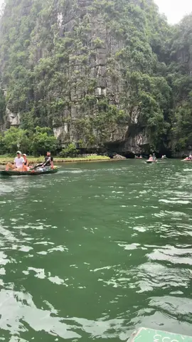 🌿 Tam Cốc – bức tranh sông núi hữu tình của Ninh Bình 🌿 Ngồi trên chiếc thuyền nhỏ, dòng sông Ngô Đồng xanh biếc đưa ta trôi chậm giữa những dãy núi đá vôi sừng sững. 💧 Mỗi mùa, Tam Cốc lại mang một vẻ đẹp khác nhau: Mùa lúa chín, cả không gian nhuộm vàng rực rỡ. Mùa nước xanh, mặt sông lấp lánh soi bóng trời mây. Mùa sen nở, hương thơm ngan ngát lan khắp không gian. 🚣‍♀️ Chuyến đi qua ba hang động tự nhiên mát lành như mở ra cánh cửa dẫn vào thế giới kỳ bí. 📸 Chỉ một khoảnh khắc đưa máy ảnh, bạn sẽ bắt được những khung hình nên thơ khó quên. 👉 Tam Cốc không chỉ là một điểm đến du lịch, mà còn là nơi để tìm thấy sự bình yên giữa thiên nhiên. #tamcoc #ninhbinh #MauNuocXanh #checkinvietnam 