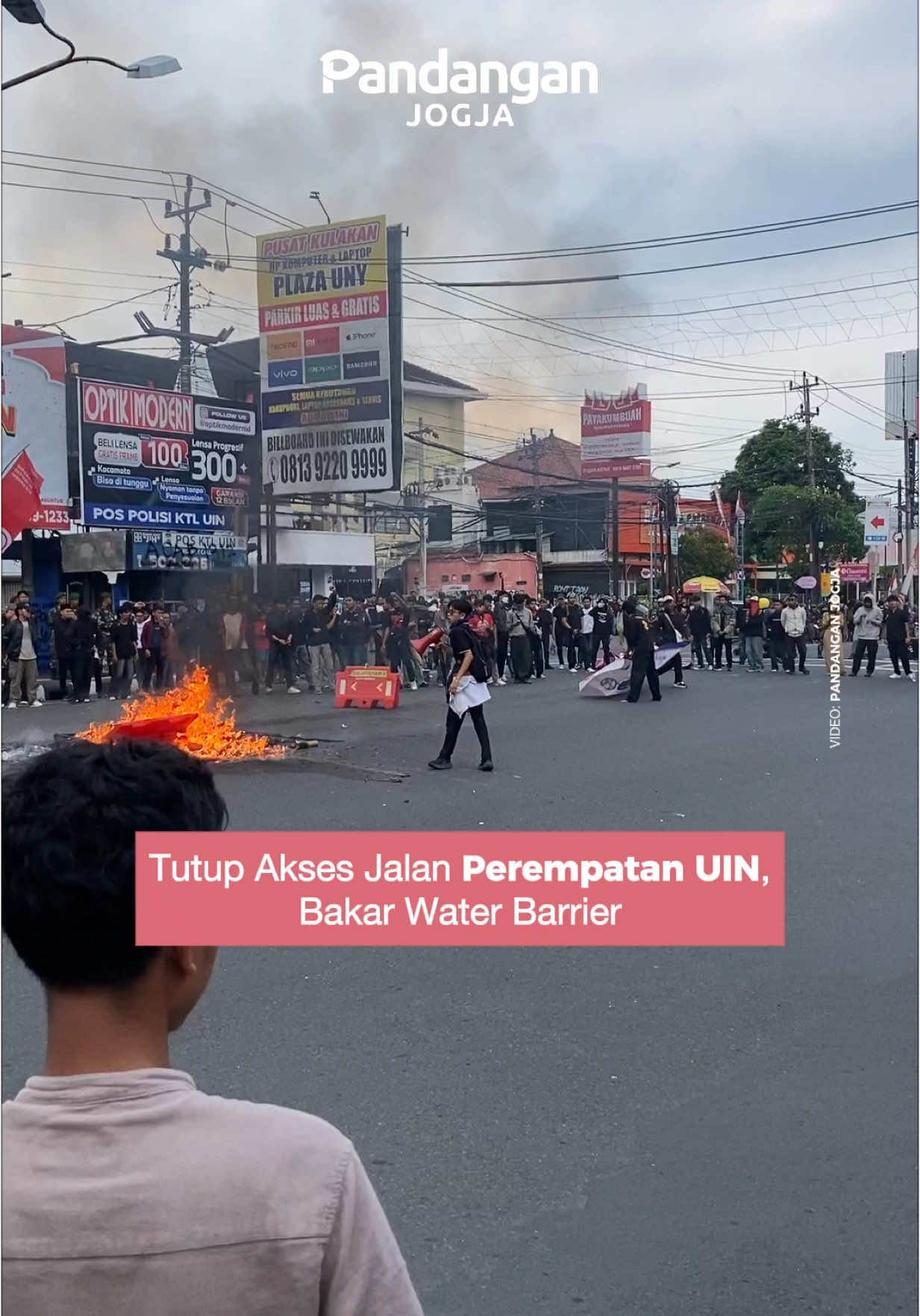 Sebanyak 200-an mahasiswa yang tergabung dalam Aliansi UIN Menggugat menggelar aksi di Pertigaan UIN Sunan Kalijaga, Sabtu (30/8) sore ini. Pantauan Pandangan Jogja di lokasi, massa aksi membawa sejumlah poster, beberapa di antaranya bertuliskan ‘Tegakkan Supremasi Hukum’, hingga ‘Aparat BGST’. Terlihat hanya ada personel TNI yang berjaga di lokasi. “Terlalu banyak tuntutan untuk hari ini karena semuanya bermasalah, dari legislatif, ekskutif, sampai yudikatif,” kata Presiden Dewan Eksekutif Mahasiswa UIN Sunan Kalijaga, Umar Ma’ruf, ditemui di lokasi aksi, Sabtu (30/8). Adapun tuntutan massa aksi di antaranya reformasi DPR; menolak kenaikan gaji, rumah dinas, hingga fasilitas yang diberikan kepada DPR; mendesak perbaikan kinerja DPR sesuai mandat rakyat; mendesak pengesahan RUU Perampasan Aset; hingga reformasi Polri. Aksi ditutup dengan pernyataan sikap massa aksi dan mulai membubarkan diri sekitar pukul 16.20 WIB. Aset: Artikel: Pandangan Jogja Video: Pandangan Jogja #demomahasiswa #ojolmeninggal #uinsunankalijaga #dprri #beritajogja #kabarjogja #pjnews #pandanganjogja