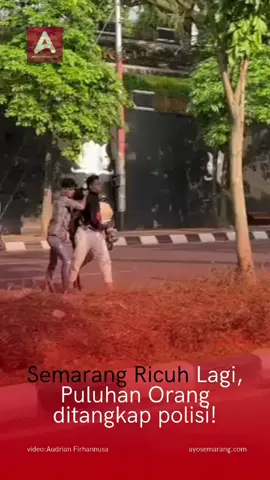 Para remaja yang diduga hendak melakukan kerusuhan ditangkap oleh polisi di sekitar Jalan Pahlawan Semarang, Sabtu 30 Agustus 2025. Dalam menangkap para perusuh itu, polisi juga menjaga di sepanjang Jalan Pahlawan. Orang-orang yang mencurigakan dan menunjukan gelagat hendak merekam situasi, ditangkap oleh para petugas. Aksi penangkapan ini juga bukan tanpa sebab. Pada pukul 15.15 WIB, Mapolda Jateng tiba-tiba diserang oleh sekelompok orang tak dikenal. Dalam penyerangan itu mereka melempar berbagai barang mulai bebatuan sampai kayu-kayu. Dari informasi yang didapat, massa yang melakukan penyerangan itu berjumlah ratusan orang. Imbas kejadian tersebut, polisi langsung mengejar para pengrusuh ke berbagai sudut gang di Jalan Pahlawan. Satu persatu di pengrusuh ditangkap dan dibawa ke Mapolda Jateng. BACA SELENGKAPNYA DI AYOSEMARANG.COM  #fyp #poldajateng #semarang 