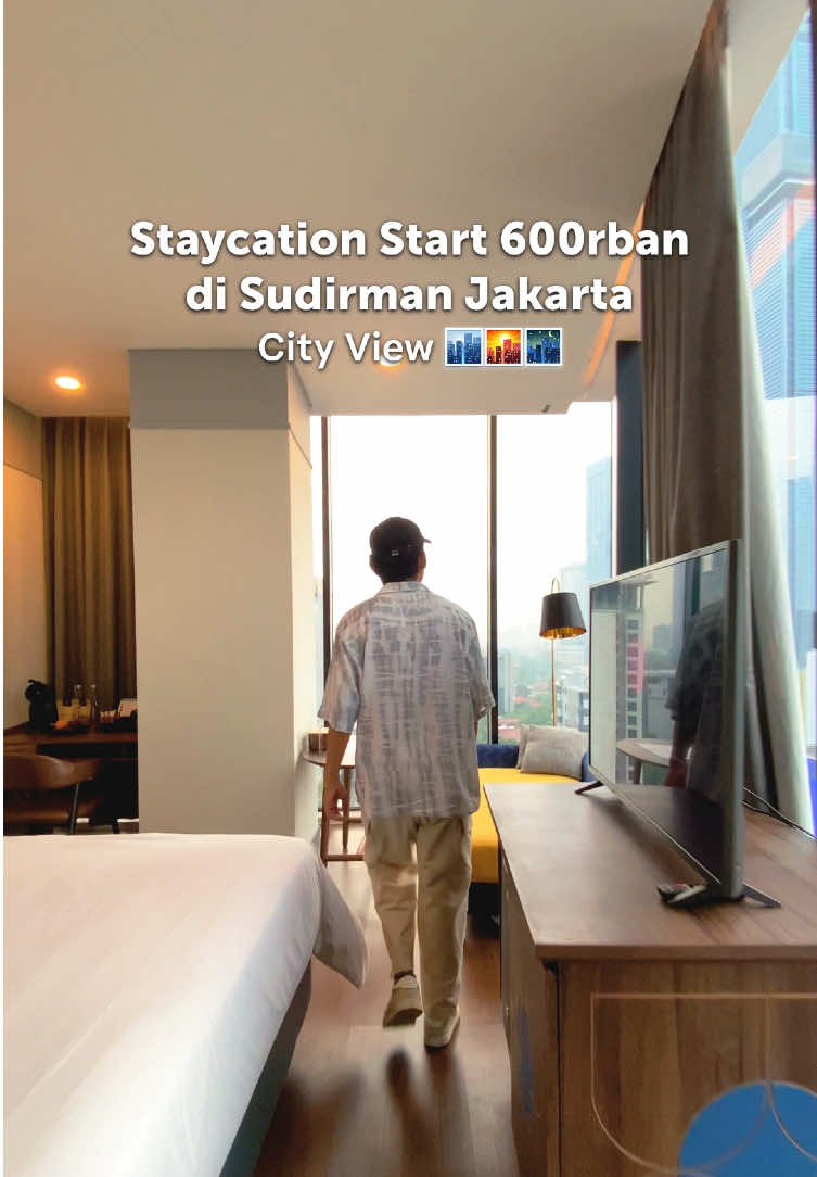 Staycation di Sudirman Jakarta dengan pemandangan yang keren dan indah banget 🏙️🌇🌃  📍Nama hotel dan harganya langsung booking aja klik tag lokasi video ini.   #GOAcademyTravel #JelajahAkhirPekan #ArtotelHubSimpangTemu 