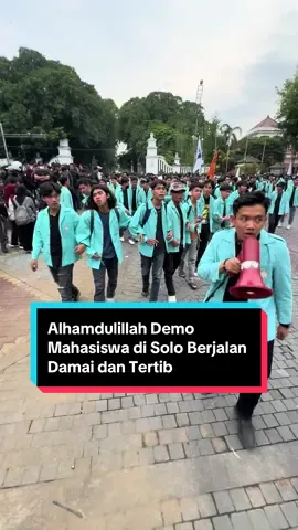 Alhamdulillah aksi demo mahasiswa dari berbagai perguruan tinggi di Solo Raya berlangsung dengan damai dan tertib. Aksi solidaritas kematian Affan Kurniawan itu digelar di Bundaran Gladag #demo #demomahasiswa #fyp #foryou #foryoupage 