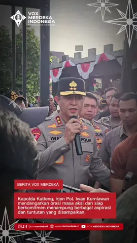Pernyataan Kapolda Kalteng, Irjen Pol Iwan Kurniawan menyatakan dan berkomitmen untuk mengawal tuntutan dan aspirasi yang disampaikan masa aksi saat aliansi Cipayung Plus, Mahasiswa dan Masyarakat pada Demonstrasi di Depan Mapolda Kalteng, Sabtu (30/8/2025). Diketahui, Ratusan massa yang tergabung dalam Aliansi Cipayung Plus Se-Kalimantan Tengah menggelar aksi demonstrasi di depan Markas Kepolisian Daerah (Polda) Kalteng, Sabtu (30/8/2025). Aksi yang dimulai pukul 13.00 WIB ini berlangsung hingga pukul 17.00 WIB dan menuntut pertanggungjawaban atas berbagai isu, termasuk desakan agar Kapolri Jenderal Pol. Listyo Sigit Prabowo mundur dari jabatannya. Aksi ini merupakan bentuk solidaritas atas meninggalnya Afan Kurniawan, seorang pengemudi ojek online (ojol) yang tewas setelah ditabrak oleh mobil taktis (rantis) Brimob Polri. Tragedi ini menjadi pemicu utama kemarahan massa dan Aliansi Cipayung Plus, yang terdiri dari berbagai organisasi mahasiswa dan pemuda di Kalteng. Selengkapnya di @voxmerdeka.id atau klik link di bio. #voxmerdekaid #voxmerdeka #berita #demodprri #demonstrasi 