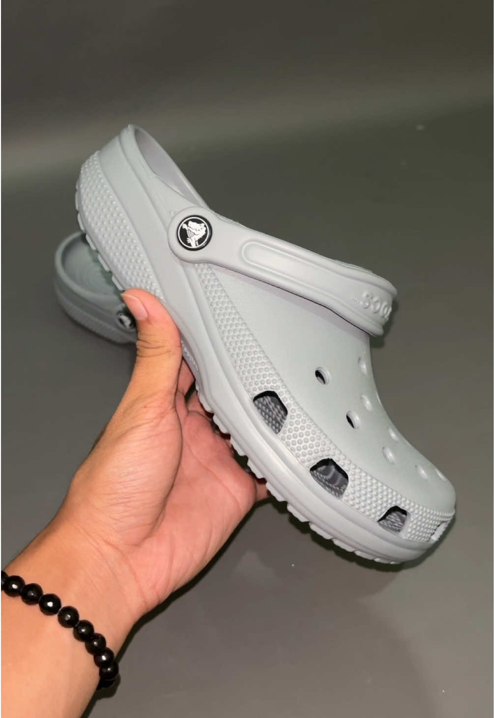 NEW ARTIKEL!!! Mau look casual tapi tetep kece? ✅ Crocs SLATE GREY jawabannya! 🔥 Link In Bio!!! #crocs