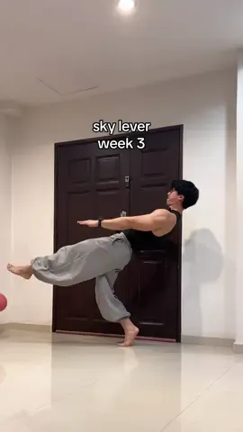 sky lever is tough due to mobility demands in the hip #calisthenics  📹: @nahyal 