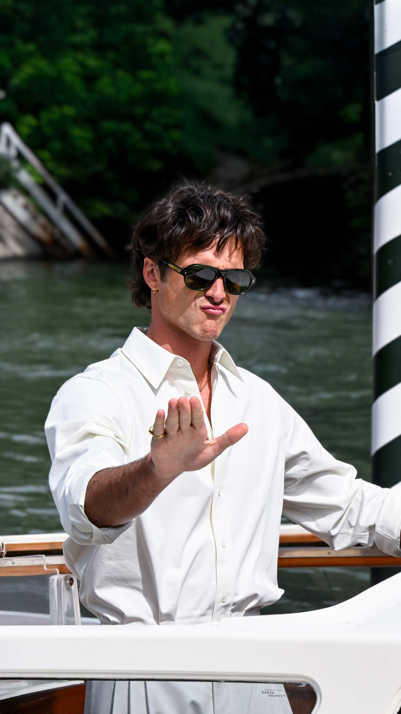Saluti dalla Serenissima. Anche se sereni quelli che sono a Venezia non lo sono tanto, almeno da quando è sbarcato ufficialmente in città Jacob Elordi. E non diciamo tanto per la trama da “brividi” di “Frankenstein”, nuovo film di Guillermo del Toro che lo vede tra i protagonisti, quanto per il suo fascino indiscutibile, che oggi sabato 30 agosto 2025 si scatenerà senza indugi sul red carpet di Venezia 82. Ma prima di stasera, c’è tempo per un dolce buongiorno in Laguna, che ci dà proprio Jacob, mentre predica calma ai fotografi che lo chiamano, arrivando al Lido in total white con camicia e pantaloni sartoriali dal fit rilassato. Mancava solo una it-bag, di cui è un grande collezionista, a completare il tutto. Vi piace?  ————————— Greetings from the Serenissima. Even if serene, those in Venice aren’t quite so calm—at least not since Jacob Elordi officially landed in the city. And we’re not talking so much about the “chilling” plot of Frankenstein, Guillermo del Toro’s new film in which he stars, but rather about his undeniable charm, which today, Saturday, August 30, 2025, will fully unfold on the Venice 82 red carpet. But before tonight, there’s time for a sweet good morning in the Lagoon, courtesy of Jacob himself, as he urges photographers to stay calm while calling out to him, arriving at the Lido in an all-white look with a relaxed-fit tailored shirt and trousers. The only thing missing to complete the outfit was an it-bag, of which he is a great collector. Do you like him? [📸 IPA] #whoopsee #jacobelordi #venezia82 