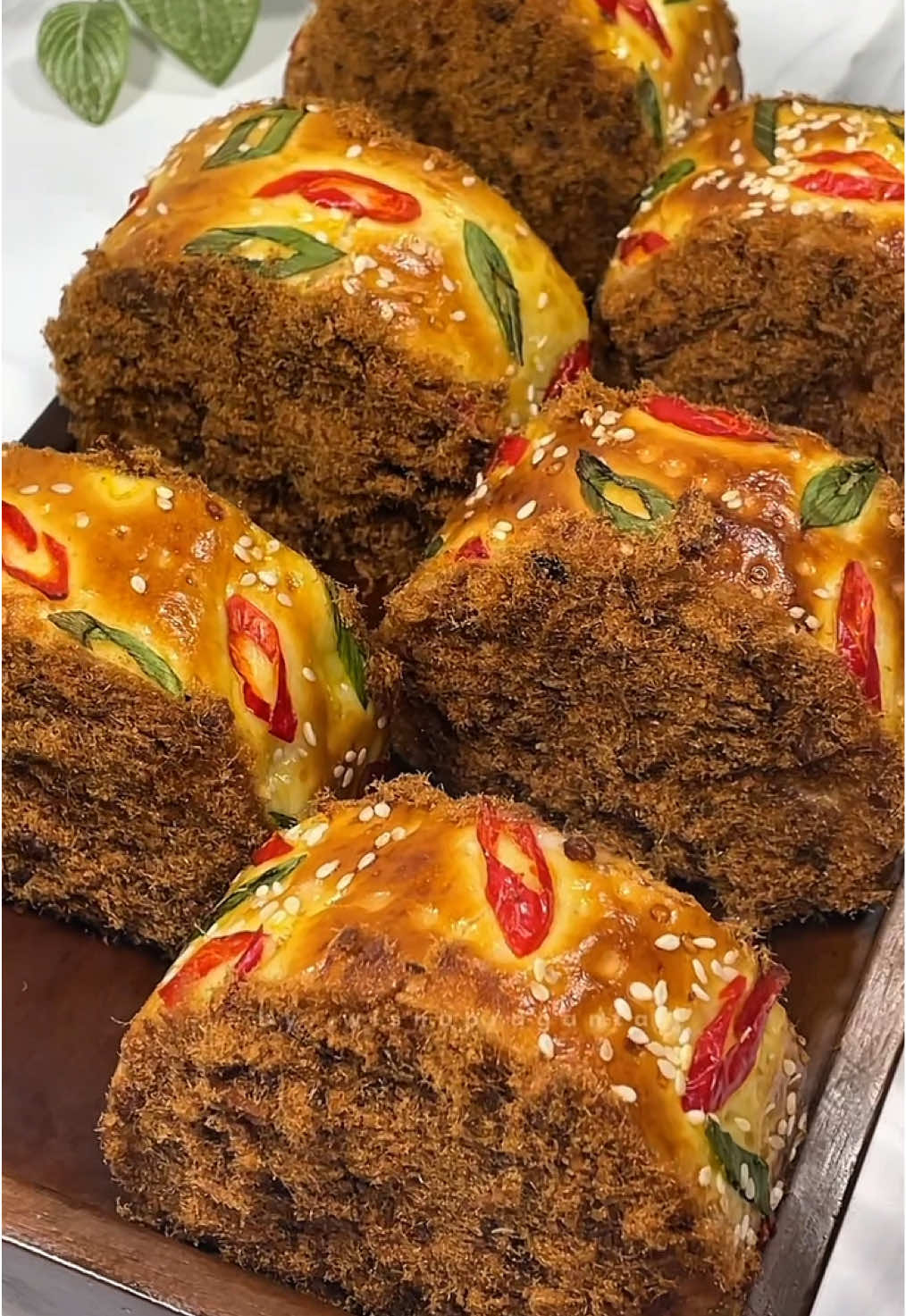 ROTI GULUNG ABON Resep luvitaho  Rebake wisnupraganta  Bahan : 300 gr tepung protein tinggi 50 gr gula pasir 4 gr ragi instan 1 sdm susu bubuk 1 butir telur 140 gr susu cair dingin 35 gr margarin 3 gr garam olesan 1 butir kuning telur 1 sdm susu cair olesan mayo 90 gr mayonaise 55 gr skm cabe keriting merah buang biji daun bawang wijen loyang ukuran 28 x 28 cm / 26 x 30 cm #rotigulung #rotigulungabon #flossrollbread #rotiabon #rotiabonviral  