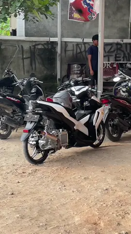 Awas tersambar petir kecil si putih #aerox #aerox155 #aeroxring17 #aeroxmodifikasi 