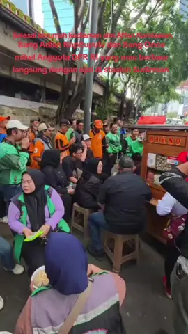 Selesai kerumah kediaman alm Affan Kurniawan. Bang Adian Napitupulu dan Bang Once mikel Anggota DPR RI yang mau berbaur langsung dengan ojol di Stasiun Sudirman. #adiannapitupulu  #ojol  #oncemikel  #grab  #gojek 