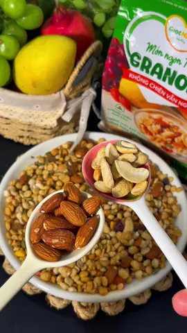 Chị em nào mà đang giữ dáng ,hay là hổng có  thời gian nấu nướng hoặc đi ra ngoài ăn như tui, thì mua cái này về ăn sáng ngon lắm mấy b ui#xuhuong #LearnOnTikTok #granola #granolagiotnang #@bepnhangan94