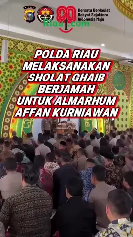 Polda Riau dan jajaran nya melaksanakan Sholat Ghaib dan doa bersama sebagai bentuk penghormatan terakhir untuk pengemudi Ojek Online (Ojol), Affan Kurniawan, yang tewas saat terjebak dalam kerusuhan aksi demo di Pejompongan, Jakarta Pusat, malam Kamis (28/8/2025). Dengan penuh khidmat jajaran POLDA RIAU melaksanakan sholat ghaib berjemaah untuk mendoakan almarhum affan Kurniawan pada Jumat (29/8/25). Sholat yang dipimpin langsung oleh kabag dalops biro ops Polda Riau AKBP ZAINI yang bertindak sebagai imam. Dalam susah penuh keikhlasan doa- doa yang di panjatkan agar almarhum mendapat kan tempat yang terbaik di sisi Allah swt diampuni segala khilaf nya serta diberikan kekuatan dan kesabaran bagi keluarga yang ditinggalkan  Semoga amalan baik almarhum diterima dan kita semua senantiasa diingatkan akan hakikat nya kehidupan yang singkat di dunia ini  Demikian laporan Riau1.com hari ini‼️ #poldariau #sholat #affankurniawan #demodpr 