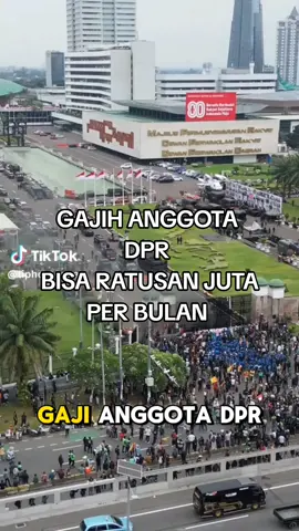 Gaji anggota DPR RI 2025 terdiri dari gaji pokok dan berbagai tunjangan. Berikut rinciannya: - *Gaji Pokok*: - Ketua DPR: Rp5.040.000 per bulan - Wakil Ketua DPR: tidak disebutkan gaji pokok spesifik, namun disebutkan memiliki gaji pokok yang lebih tinggi dari anggota biasa - Anggota DPR: Rp9.700.000 (namun sumber lain menyebutkan gaji pokok anggota DPR sekitar Rp5-6 juta, belum termasuk tunjangan) - *Tunjangan*: - *Tunjangan Kehormatan*:     - Anggota DPR: Rp5.580.000 per bulan     - Wakil Ketua DPR: Rp6.450.000 per bulan     - Ketua DPR: Rp6.690.000 per bulan - *Tunjangan Komunikasi Intensif*:     - Anggota DPR: Rp15.554.000 per bulan     - Wakil Ketua DPR: Rp16.009.000 per bulan     - Ketua DPR: Rp16.468.000 per bulan - *Tunjangan Peningkatan Fungsi Pengawasan dan Anggaran*:     - Anggota DPR: Rp3.750.000 per bulan     - Wakil Ketua DPR: Rp4.500.000 per bulan     - Ketua DPR: Rp5.250.000 per bulan - *Tunjangan Rumah*: Rp50.000.000 per bulan (diberikan sebagai kompensasi uang sewa rumah karena rumah dinas dihapus) - *Tunjangan Keluarga*:     - Tunjangan istri/suami: Rp420.000 per bulan     - Tunjangan anak: Rp168.000 per anak (maksimal 2 anak) - *Tunjangan Beras*: sekitar Rp30.090 per jiwa per bulan (maksimal untuk 4 jiwa) - *Uang Sidang/Paket*: Rp2.000.000 per bulan - *Tunjangan PPh Pasal 21*: Rp2.699.813 per bulan - *Asisten Anggota*: Rp2.250.000 per bulan - *Fasilitas Kredit Mobil*: Rp70.000.000 (satu kali selama satu periode jabatan) Total gaji anggota DPR bisa mencapai ratusan juta per bulan setelah digabungkan dengan berbagai tunjangan tersebut ¹. #dpr #gajihdpr #ojol #demo 
