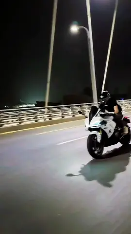 Chở em gái đi chơi: 'Anh ơi chậmthôi!'Chở anh em: 'BÁM CHẶT - TAO CHƯA THẤY GIỚI HẠN! 🚀'  Bạn thuộc team nào? 😂 #yeudoi #tinhban #biker 