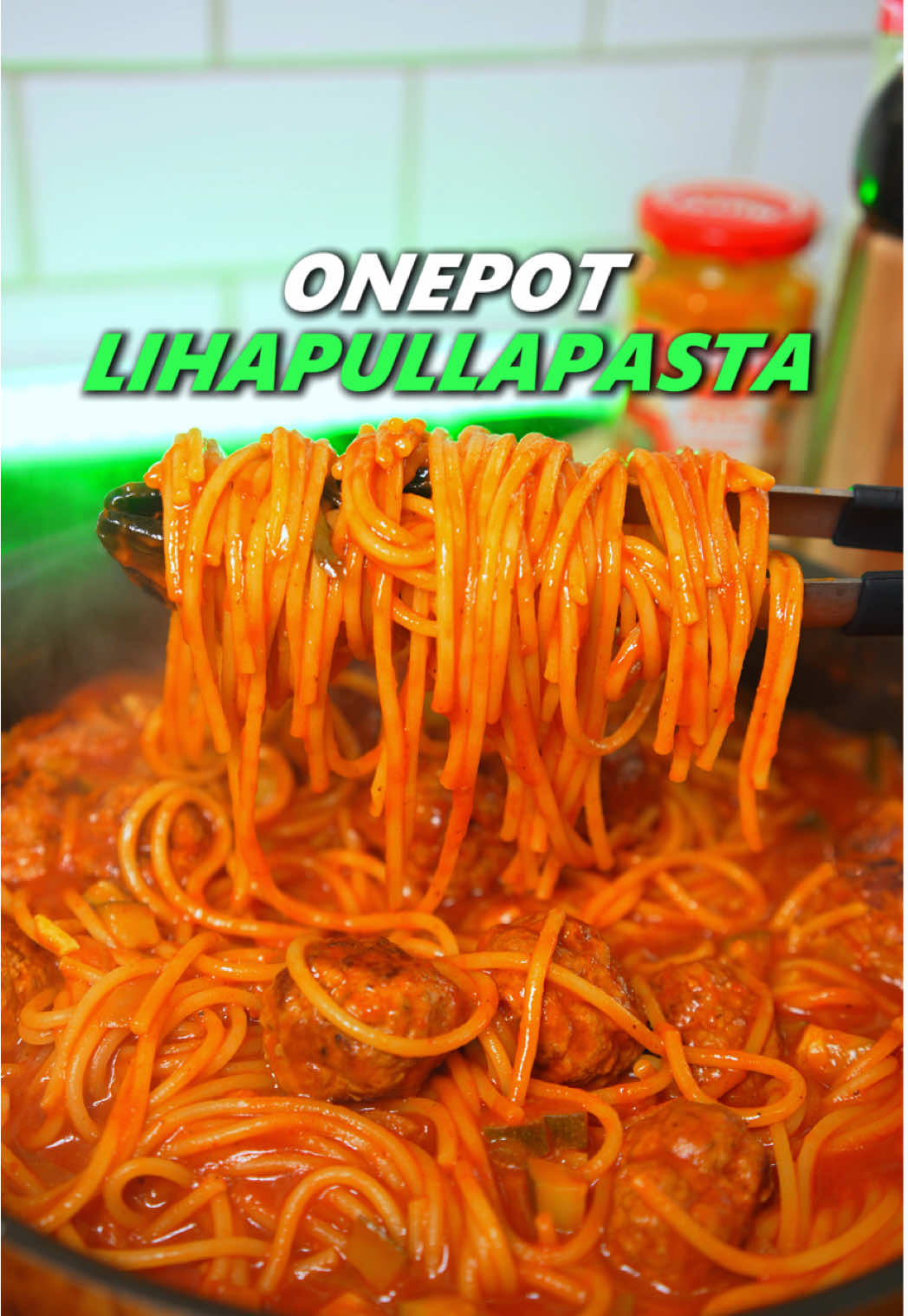 Fitbroidien onepot lihapullapasta 🍝🔥 Oletko kyllästynyt viettämään koko illan keittiössä, kun haluaisit vain helppoa ja herkullista ruokaa? 😅 Tai ehkä kaipaat painonpudotukseen reseptiä, joka on samaan aikaan täyttävä ja maukas? 💪 Tämä onepot lihapullapasta on vastaus! Kaikki valmistuu yhdessä kattilassa – vähemmän tiskiä, enemmän makua. 🤩👌 ✅ Nopea ja helppo arkeen ✅ Runsaasti proteiinia ✅ Maistuu koko perheelle Makrot per annos (4 annosta): 📊 n. 500 kcal 🍗 35 g proteiinia 🌾 45 g hiilihydraattia 🥑 18 g rasvaa Ainekset: 	•	250 g täysjyväspagettia 	•	400 g naudan jauhelihaa 	•	400 g paseerattua tomaattia 	•	4 rkl tomaattipyreetä 	•	4 valkosipulinkynttä murskattuna 	•	1 iso sipuli hienonnettuna 	•	1 kesäkurpitsa kuutioituna 	•	4 tl punaista pestoa 	•	1 nippu tuoretta basilikaa 	•	600 ml liha- tai kanalientä 	•	Suolaa, mustapippuria, sipulijauhetta ja valkosipulijauhetta maustamiseen Tämä resepti on jälleen yksi todiste siitä, että terveellinen elämä voi olla todella herkullista! ❤️ Jos haluat pudottaa painoa ilman tylsää ruokaa ja saada henkilökohtaista tukea tavoitteisiisi, liity valmennukseemme! ✨ Terveellisempi elämä maistuu paremmalta, kun ruoka on näin hyvää! ✨ 👉 Seuraa meitä saadaksesi lisää inspiraatiota 👉 Tallenna resepti talteen, niin arkiherkku on aina ulottuvillasi