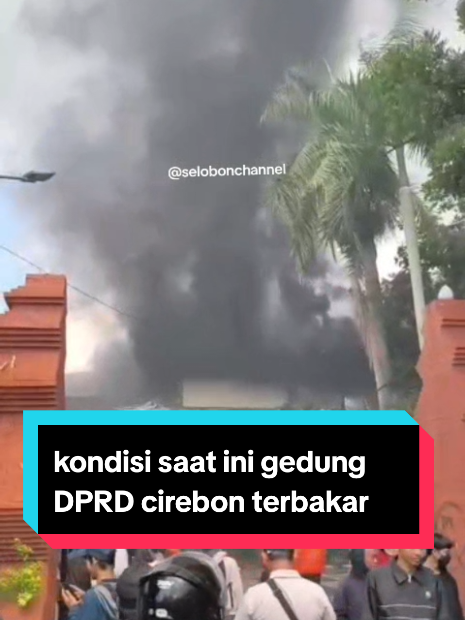 kondisi saat ini gedung DPRD cirebon terbakar @Dolane Suseno #unrascirebon #unras29agustus2025 #unras 