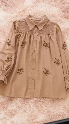 Blouse manis dengan detail bordir elegan, bikin tampilan simpel jadi anggun seketika😘🫶#fyp #rekomendasi #blouse #outfitideas #fyppppppppppppppppppppppp 