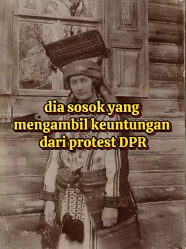 These two figures appeared in the midst of the people protesting at the DPR building. #traditional #dpr #sumatera #History #minangkabau 