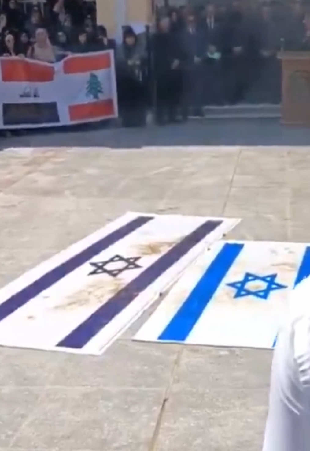 לבנונים רכשו דגלי ישראל ודגלי ארה