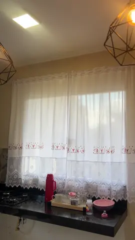 Amei minha cortina de café 💗🥹 comprei na shopee!  #cortinadecozinha #donadecasa #fy #meular 
