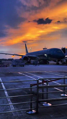 Có lẽ sau tất cả, ta không cần ai đến để chữa lành. Chỉ cần một khoảng lặng đủ an yên, để nhìn lại, ôm lấy những phần vỡ vụn trong mình và nhẹ nhàng nói: 