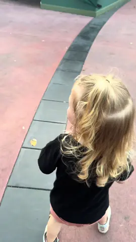 I loved how we walked through the Cat Lady scarezone and Chance kept asking for more kitties. Even though she wasn’t a huge fan (she would run and hide behind me but smile and laugh at them that way) she wanted to see more and loved walking through. #scared #toddler #toddlersoftiktok #fypシ #hhn 