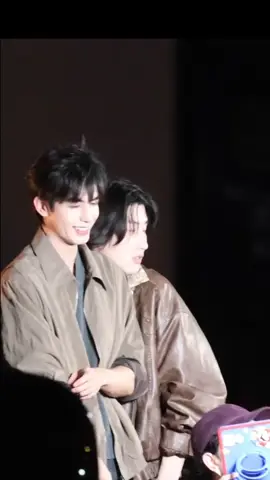 [WEIBO] TỐNG UY LONG - TRẦN DỊ <CHÓ HOANG VÀ XƯƠNG> 30.8.2025 Hôm nay cảnh quay biển ê hề video luôn 🥹🥹🥹 @Negative丨宋威龙 @心動SIGNAL丨Song0325 @August不帅不发 @嚣张车厘子_ @冻梨小姐 @释怀滴哆啦A梦 @ywbbhaocute @烤着吃的面包  ____________________ #SongWeiLong #宋威龙 #TongUyLong #TrầnDị #ChóHoangVàXương #野狗骨头 #陈异 #ChenYi #WildDogBones #LoveForYou