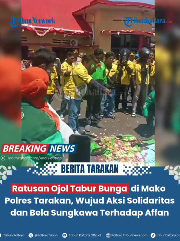 Sekitar 250 pengemudi ojek online (ojol) di Tarakan Kalimantan Utara melaksanakan long march dari Stadion Datu Adil menuju Mako Polres Tarakan, Sabtu (30/8/2025).  Setibanya di Mako Polres Tarakan, ratusan ojol tersebut langsung melaksanakan tabur bunga di depan Polres Tarakan sebagai simbolis rasa kehilangan dan ikut berbela sungkawa atas kepergian Arfan Affan Kurniawan, rekan sesama ojol yang meninggal dunia dalam insiden demo di Jakarta kemarin. Selanjutnya, ratusan ojol yang terdiri dari Gojek, Grab, Maxime ini melanjutkan perjalanannya ke Masjid Islamic Center dan melaksanakan salat gaib. Total 250 ojol tergabung dalam aksi solidaritas ini. Di momen tabur bunga, lagu Gugur Bunga cukup menyentuh semua yang hadir.  Tampak raut kesedihan dan  mata berkaca-kaca, sekilas ada yang menyeka air matanya, tak bisa disembunyikan dari balik wajah para ojol yang sebagiannya mengenakan masker. Ini menggambarkan rasa kehilangan sesama pejuang pencari cuan.  Usai melakukan tabur bunga, ratusan ojol mulai dari Gojek, Grab, Maxime melanjutkan perjalanan menuju Masjid Islamic Center untuk  melaksanakan salat gaib. Ketua Asosiasi Drivel Online (ADO) Tarakan, Adrian atau akrab disapa Adit, aksi yang dilakukan hari ini sebagai wujud solidaritas sesama pekerja ojek online. Baca selengkapnya di kaltara.tribunnews.com #Ojol #PolresTarakan #TaburBunga #BelaSungkawa #Affan
