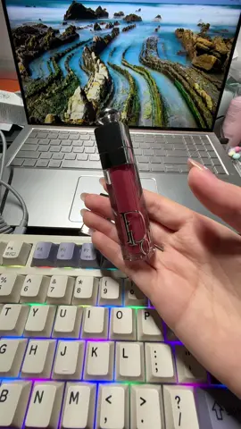 Dùng làm son dưỡng thì hong đúng lắm , tại nó dưỡng hong đủ đô đâu . Nhưng để dùng hàng ngày không khô môi thì bả 1000 điểmm ❤️‍🔥 #diormaximizer009 #unboxing #diorbeauty #myphamchinhhang #highendmakeup 