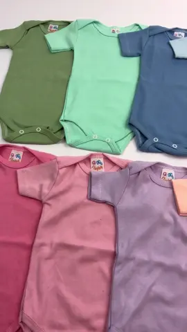 Kit 6 ou 3 Bodies Manga Curta para Bebê – P, M ou G – Menino ou Menina – 100% Algodão 👶 Conforto, qualidade e praticidade para o dia a dia do seu bebê! O kit de bodies manga curta é indispensável no enxoval, oferecendo liberdade de movimento e bem-estar em todas as estações. Perfeito para uso diário, passeios, maternidade ou como peça base para outros looks. 📦 Opções de Kit Kit com 6 unidades – economia e variedade Kit com 3 unidades – praticidade para o dia a dia 🎨 Cores Disponíveis Opção Menino – tons suaves e masculinos Opção Menina – tons delicados e femininos Envio conforme a escolha do cliente e disponibilidade em estoque. 🌟 Características ✔ Tecido leve, macio e respirável – ideal para climas quentes ✔ 100% algodão – mais conforto para a pele sensível do bebê ✔ Gola americana – facilita vestir e retirar pela cabeça ✔ Botões de pressão entre as perninhas – praticidade na troca de fraldas ✔ Costura reforçada e modelagem confortável ✔ Pode ser usado sozinho ou como peça base 🧼 Cuidados Pode ser lavado na máquina Secagem rápida Não desbota com facilidade 🎁 Ideal para: Enxoval completo Presentear no chá de bebê Primeiros meses e maternidade 🔒 Garantia e Compra Segura ✔ Produto novo e original ✔ Garantia de 30 dias para troca ou devolução ✔ Envio rápido e seguro Esses bodies para bebê são ideais para compor o enxoval, seja para menino ou menina. Confeccionados em algodão macio, garantem conforto e segurança, sendo perfeitos como roupa de recém-nascido, body RN ou para os primeiros meses. Disponível em kits com 6 ou 3 unidades, o body manga curta é prático para o dia a dia, passeios, maternidade e até para presentear em chá de bebê. Com gola americana e botões de pressão, facilita vestir e trocar, além de ser leve, respirável e resistente para lavagens frequentes. Uma ótima opção de roupa infantil básica e unissex para todas as estações. #bebe #maternidade #maedemenina #maedemenino #bebes 