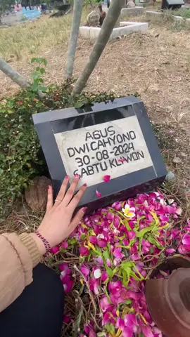 hehehe ternyata kejadian itu sudah satu tahun berlalu bahkan waktu pun tidak bisa menghapuskan luka itu. luka yang masih tersusun rapi dibungkus oleh harapan andai saja,kalau saja,jika saja🥹 !alfatihah mas agus❤️