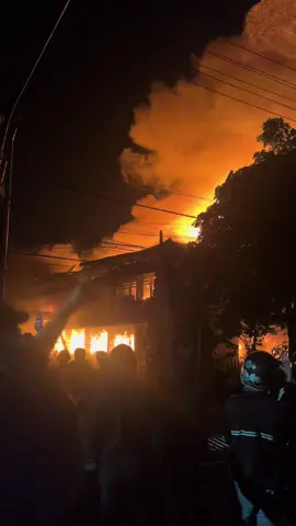 Gedung DPRD Kota Kediri dibak4r massa, Sabtu malam 30 Agustus 2025. #kediri #demo #dprd #kedirijaya 