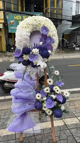 Kệ viếng ở Đà Lạt mang phong cách Thái Lan, với tính trang trọng và chiều sâu nghệ thuật nhất định. #hoachiabuon #vonghoatang #hoadammaodalat #HoachiabuondammaDalat 