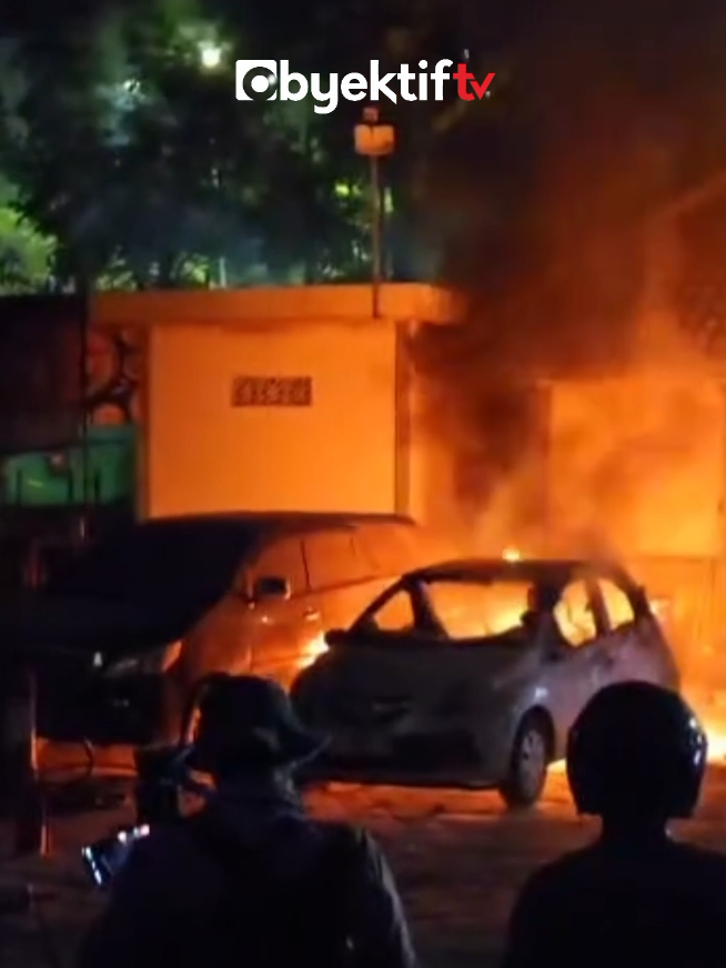RICUH DI MAPOLDA JTENG, SEJUMLAH MOBIL HANGUS SEMARANG, obyektif.tv - Aksi solidaritas mahasiswa dan driver ojek online (ojol) di Markas Polda Jawa Tengah, Jumat (29/8/2025), berakhir ricuh. Aksi ini digelar sebagai bentuk dukungan dan keprihatinan atas tewasnya Affan Kurniawan, pengemudi ojol yang terlindas kendaraan taktis Brimob saat mengikuti demonstrasi di Jakarta, Kamis (28/8/2025) malam. Awalnya, massa menyampaikan tuntutan agar kepolisian mengusut tuntas kasus kematian Affan. Namun, situasi memanas sekitar pukul 17.03 WIB ketika massa mulai bergejolak. Pelemparan batu dan benda tumpul ke arah Mapolda Jateng tak terhindarkan. Aparat yang berjaga merespons dengan memperketat barisan dan menembakkan gas air mata. Sejumlah fasilitas di sekitar Mapolda mengalami kerusakan akibat lemparan tersebut. Ketegangan sempat mereda, namun sekitar pukul 20.00 WIB massa kembali bergejolak. Dari arah gerbang belakang Taman Indonesia Kaya, mereka merangsek ke kompleks Kantor Gubernur Jawa Tengah. Aksi berlanjut dengan perusakan dan pembakaran. Sejumlah mobil yang terparkir hangus dilalap api, bersama tiga sepeda motor, pos jaga, dan kantin pegawai. Gedung DPRD Jateng juga tidak luput dari lemparan batu massa. ***