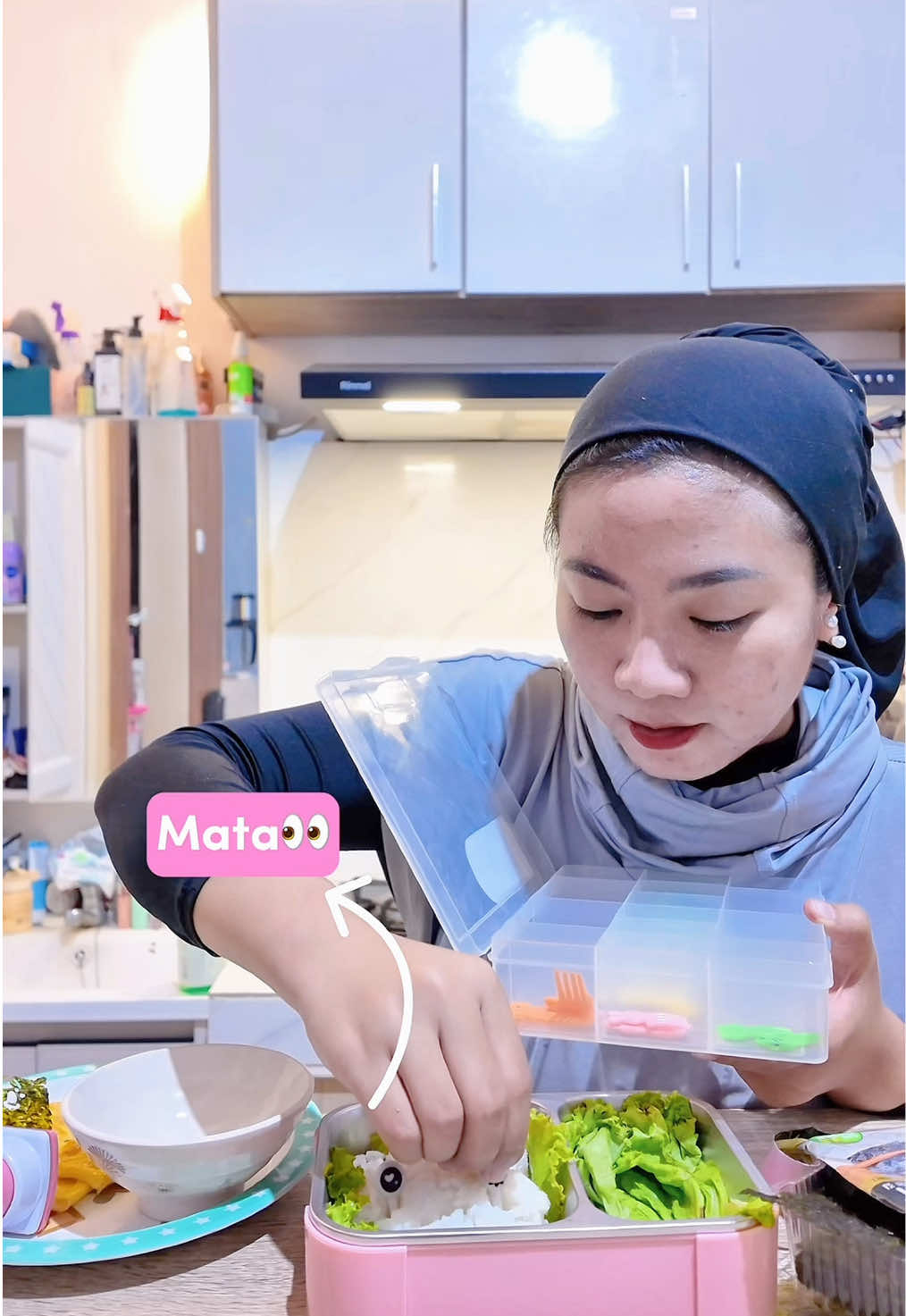 Jadi ibu jaman skrg pressurenya banyak bgt ya, paling utama bikinin bekel estetik buat anak🤣 Wajib bgt cari lunchbox yang lucu2, of course belinya di @Steincookware Official Store #lunchbox #steincookware