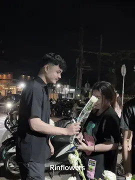 Selama malam minggu guys😍😘✨ available tiap hari di store alamat 📍Rinflowers bouquet & fresh flower Alamatlapak panjaitan 📍jln Panjaitan. Perempatan hungrypedia depan Rm. Rahang Tuna Bakar, open tiap malam kamis & malam minggu🥰 . . *video yang di ambil berdasarkan persetujuan cust😘 . #freshflowers  #freshflowergorontalo #gorontalo #fyppppppppppppppppppppppp #fypage 