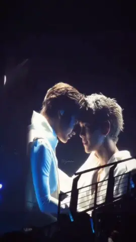 :em nép mình bên chàng... #geminifourth #gemini_nt #fourthnattawat #GFAWAKEconcert #ttngannn 