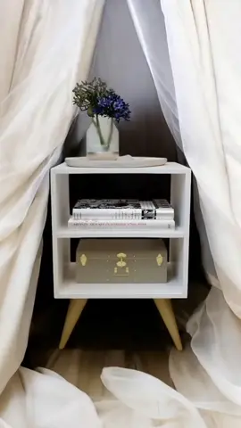 🌙✨ Seu quarto merece mais do que um canto vazio ao lado da cama. Esse criado-mudo é compacto, estiloso e ainda dá aquela ajudinha pra organizar a bagunça do dia a dia. 🛏️💛 👉 Um detalhe simples que muda o ambiente inteiro. #DecorDoQuarto #CriadoMudo #CasaComEstilo #DecorMinimalista #DetalhesQueEncantam 