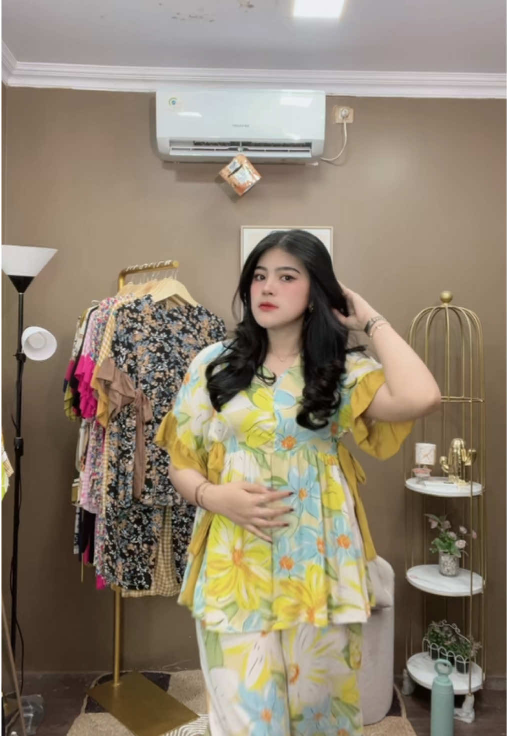 Umur boleh tua, yg penting outfit no 1 ya bund🥰 btw ini zefana motif baru ayangbund, warnanya cantik bgt ngetone up ke kulit✨🫶💛 #KireiStyle #OnsetCantik #OnsetCasualStyle #OneSetWanitaKekinian #OneSetKekinianTerbaru2025                   