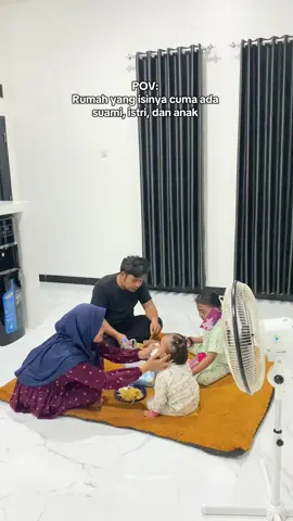 Rumah yang isinya cuma ada suami istri dan anak 🤍 Btw cocok bgt emang makan mie bareng2 dicuaca ujan gini 🥰 #trend #rumahminimalis #rumahsederhana #keluargabahagia #maasyaaallah 