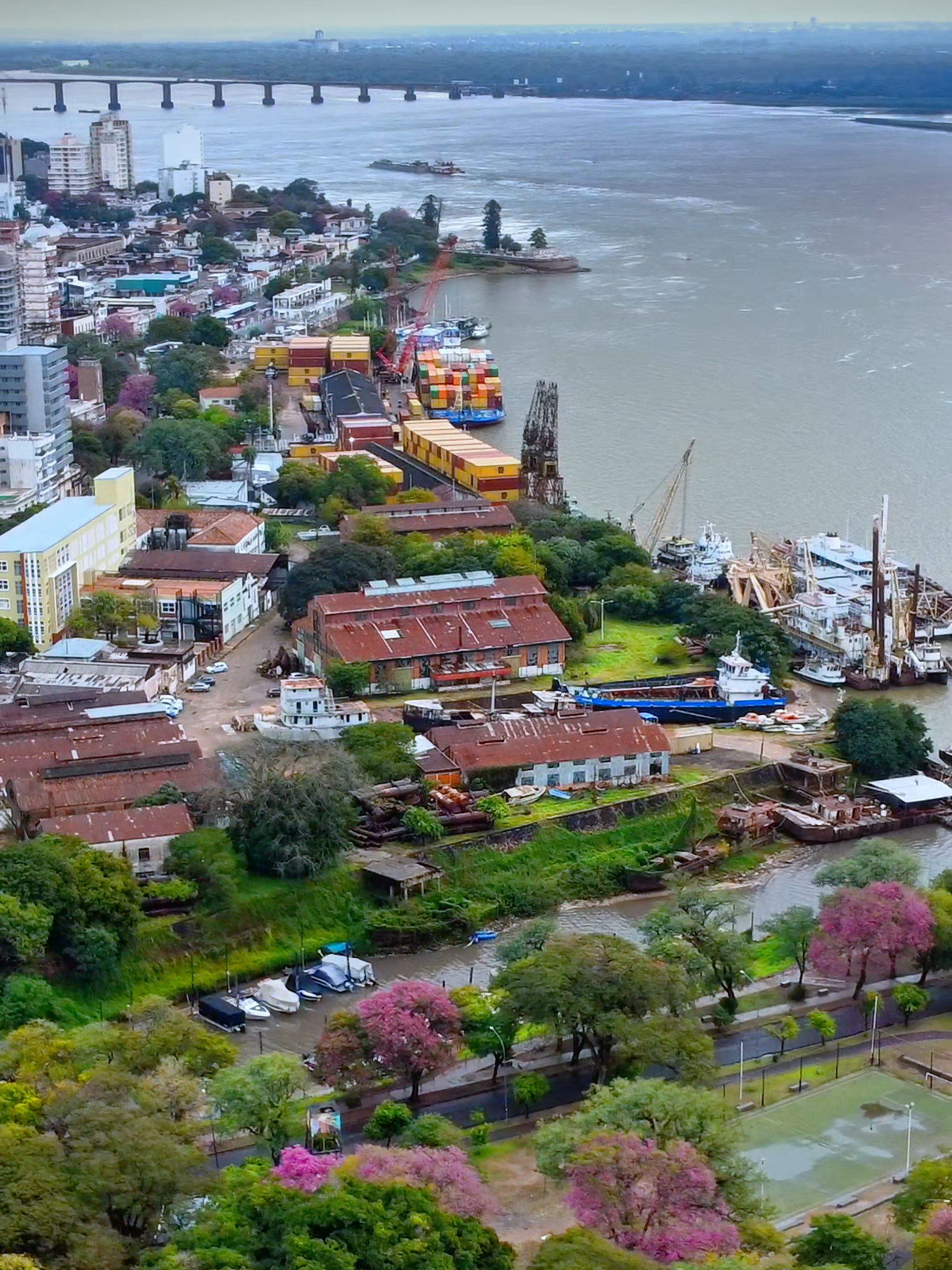 El puerto de Corrientes es un puerto fluvial, sobre el río Paraná, que sirve a la ciudad de Corrientes, en el noreste de Argentina. Es el segundo puerto más importante de la región, después del de Barranqueras, en la vecina provincia de Chaco. #corrientes #argentina