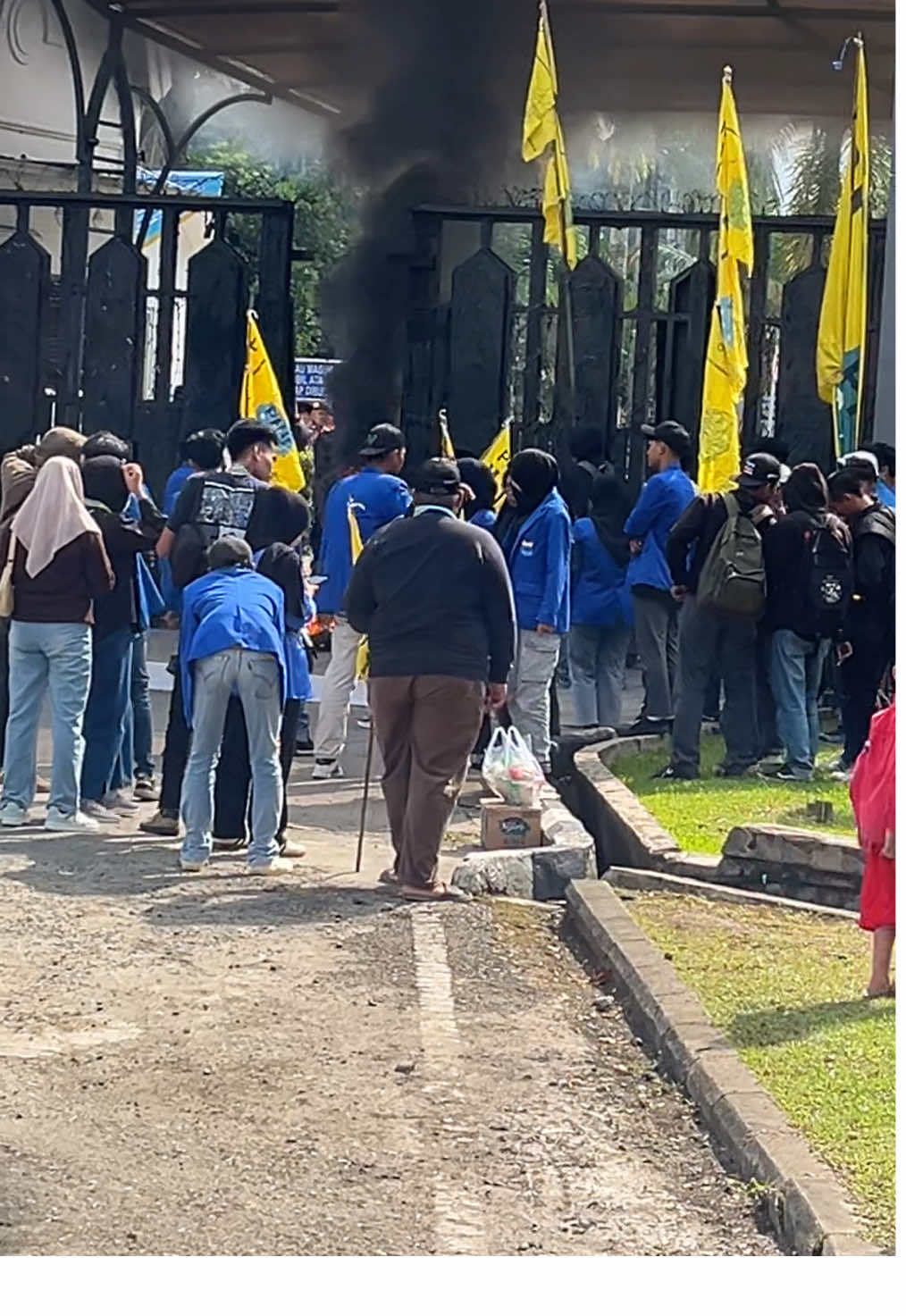 Mahasiswa Demo di kantor DPR Samarinda. Jum’at, 29 Agustus 2025 pukul 14.50 Wite.