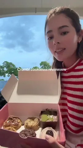 Honest review de las crumbl cookies!! Les pongo 8/10, aunq me dieron la caja manchada y la de dubai nunca la probé jajajajaj pero las demás delisss pero nada del otro mundoooo🍪 #tastetest #crumblcookies 