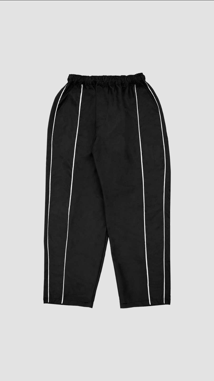 Ini dia trackpants unisex kita yang bisa kamu pakai buat cowo atau cewe! Cuttingannya yang stylish cocok buat kamu yang lagi jyari outfit streetwear atau sportwear juga bisaa! #trackpants #trackpantsoutfit #streetwear #sportstyle #streetwearstyle 